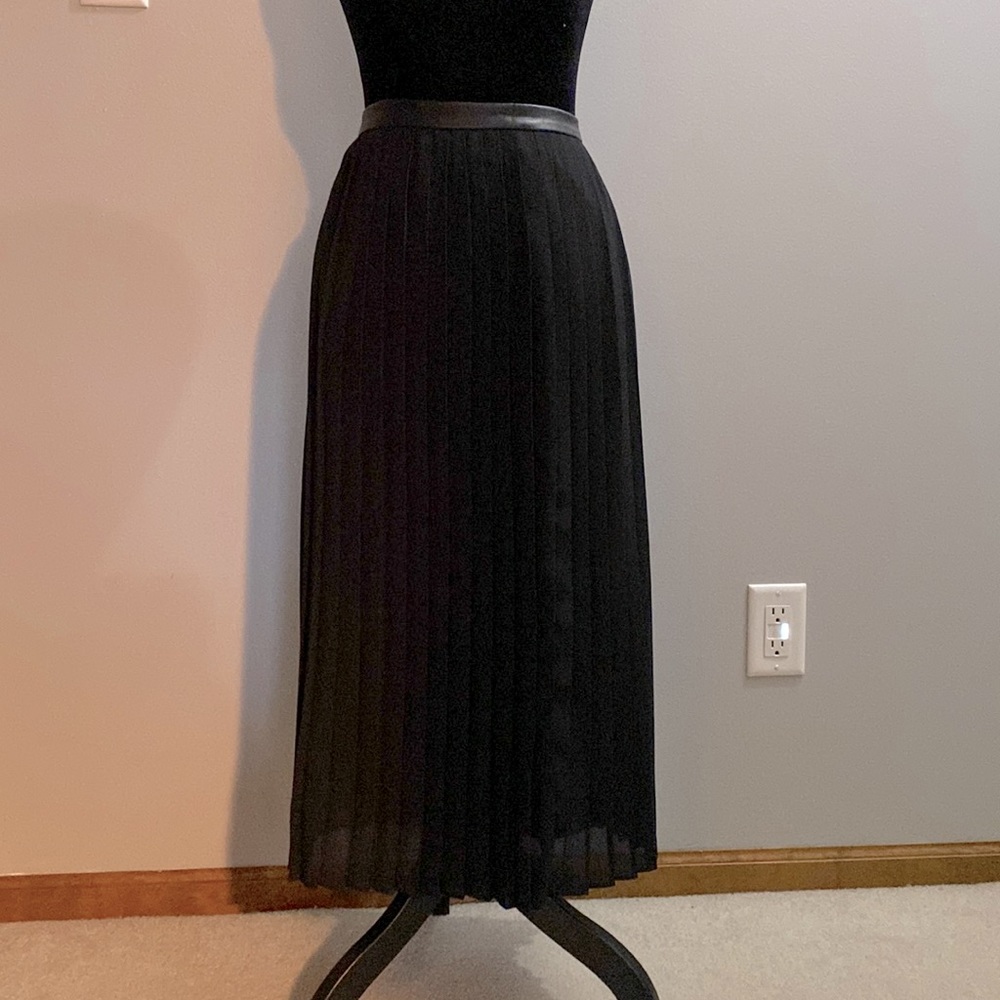 Midi-length black sheer lined pleated skirt with leather waitband